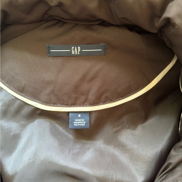 GAP Women's Brown Puffer Vest - Picture 4 of 4